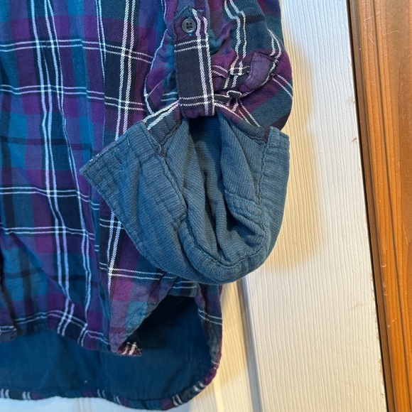 🛍️ Eye catching ladies plaid button-up from Joe Fresh. 1 of buttons is cracked. - Picture 8 of 9